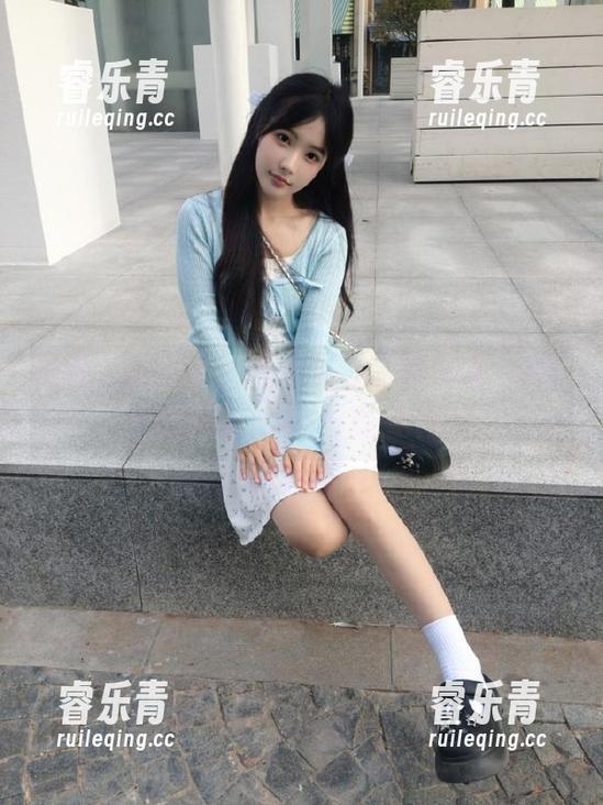 畅游Hana Bunny的美足写真精选，探索她内心的诗意与美感.txt